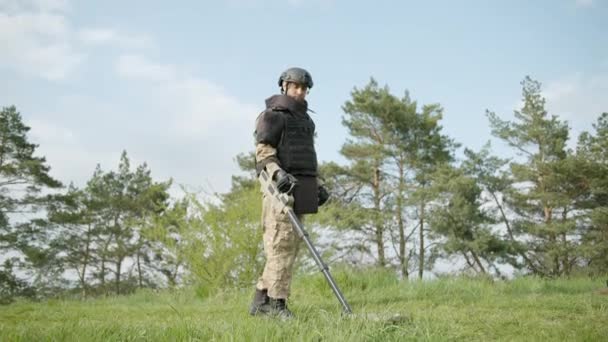Man Mencoba Untuk Mendeteksi Tambang Dalam Proses Demining Rumput Dekat — Stok Video