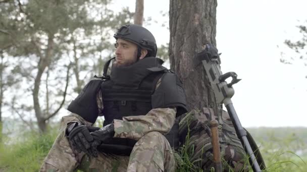 Przepustka Żołnierz Wykrywaczem Min Plecakiem Siedzi Wyczerpany Przez Drzewo Ciężkim — Wideo stockowe
