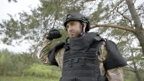 Soldato Ucraino Mostra Forza Nella Mano Vestito Con Camuffamento Casco — Video Stock