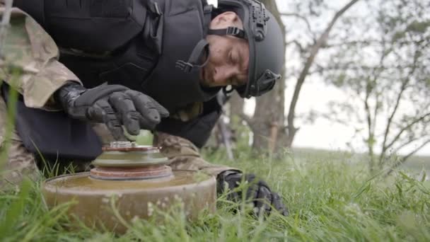 Saper Wojskowy Rozbrajający Minę Przeciwpancerną Polu Pobliżu Lasu Ukraiński Oficer — Wideo stockowe
