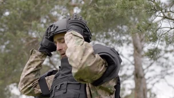Special Sapper Soldaat Zet Zijn Helm Uit Het Veld Sluiten — Stockvideo