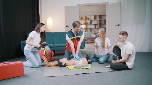 First Aid Cardiopulmonary Resuscitation Training Demonstration Handheld — 图库视频影像