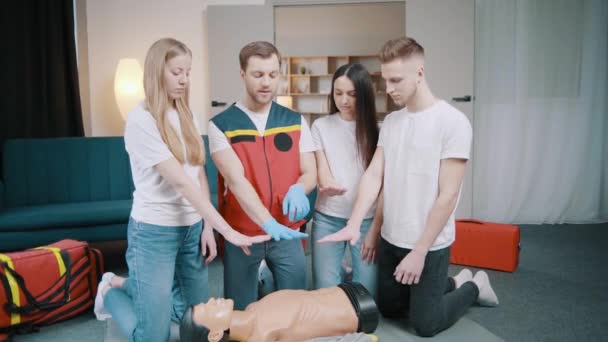 First Aid Resuscitation Cpr Training Students Study Front Dummy — Vídeos de Stock