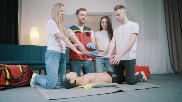 First Aid Resuscitation Cpr Training Students Study Front Dummy — Vídeo de stock
