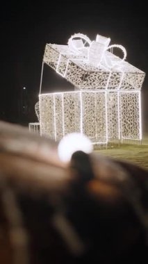 Noel temalı heykel hediyesi ve piyasa süsleri ve ışıklarla süslenmiş dekorasyon