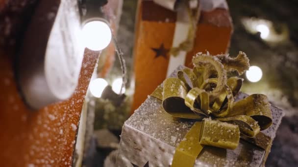 Різдвяний Декор Подарунки Вогні Червоній Машині Сімейного Відпочинку Новим Роком — стокове відео