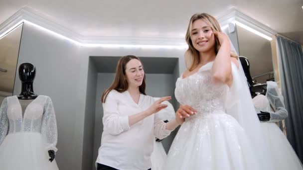 Wedding Dress Shop Owners Helping Choose Bridal Gown Try Wedding — Vídeo de stock