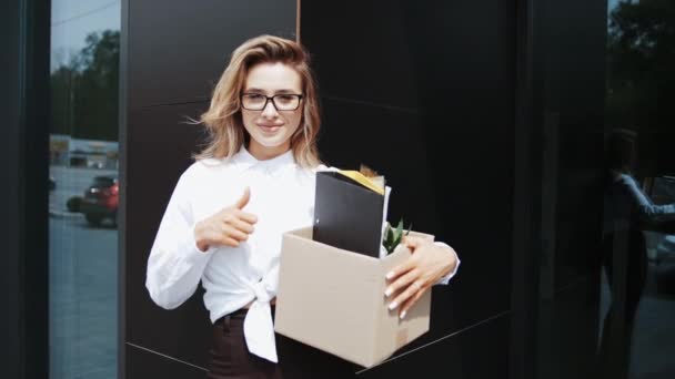 Atractiva Mujer Gerente Oficina Con Papeles Trabajo Sonriente Mujer Negocios — Vídeo de stock