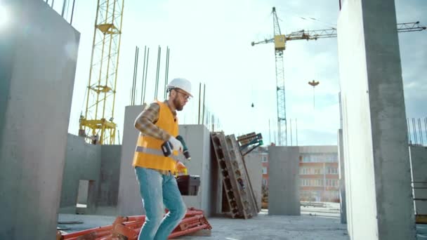 Boldog Építőmunkás Építkezésen Aki Boxszerszámmal Csavarhúzóval Táncol Élvezd Pillanatot Amikor — Stock videók