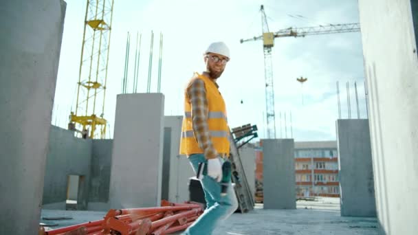 Boldog Építőmunkás Építkezésen Aki Boxszerszámmal Csavarhúzóval Táncol Élvezd Pillanatot Amikor — Stock videók