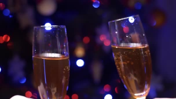 Glada Par Clink Champagne Glas Rostat Bröd Och Fira Tillsammans — Stockvideo