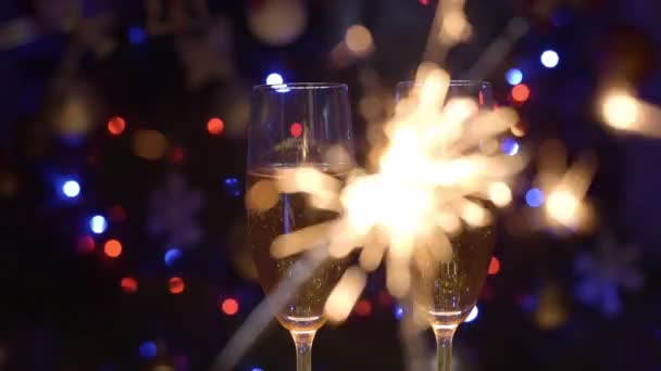 Champanhe Duas Flautas Com Champanhe Espumante Sobre Holiday Bokeh Blinking — Vídeo de Stock