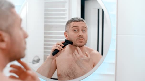 Pandangan Belakang Dari Belakang Refleksi Laki Laki Cermin Kamar Mandi — Stok Video