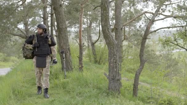 Desminar Soldado Com Uma Mochila Caminha Perto Das Árvores Minas — Vídeo de Stock