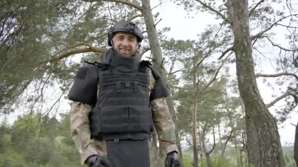 Ein Minenräumer Der Ukrainischen Armee Tanzt Lustig Neben Dem Baum — Stockvideo