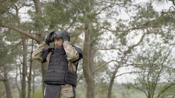 特殊なソーパー兵士がヘルメットをフィールドに置く — ストック動画