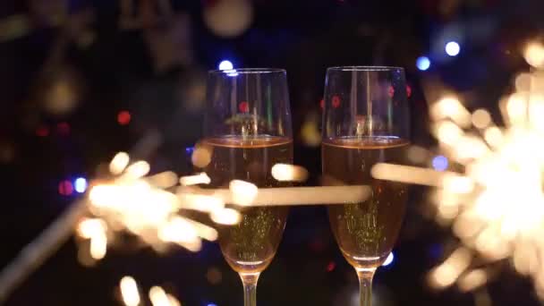 シャンパン 休日点滅背景のボケ味を輝くシャンパンを 本のフルート — ストック動画