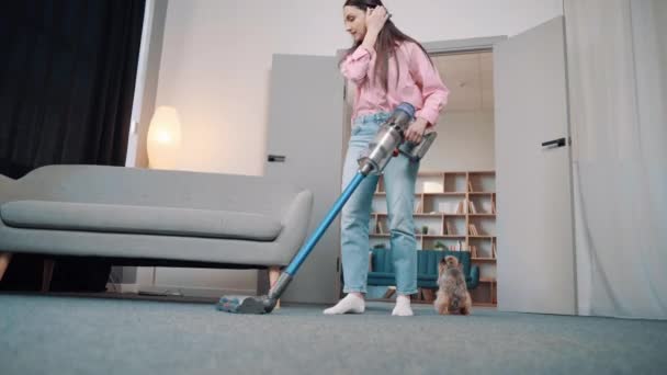 Young European Girl Cozy Home Clothes Cleans Carpet Dog Hair — Stock Video