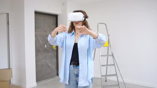Mladá Moderní Běloška Nosí Sluchátka Využitím Technologií Rozšířené Reality Rekonstrukci — Stock video