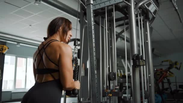 Actieve Fitness Vrouw Doet Triceps Push Oefening Sportschool — Stockvideo