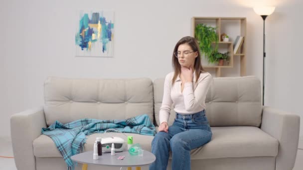 Jovem Mulher Usando Spray Garganta Sentado Sofá Casa — Vídeo de Stock