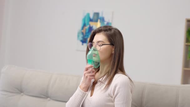 Άρρωστη Γυναίκα Πονόλαιμο Κάνει Εισπνοή Μάσκα Στο Πρόσωπό Του — Αρχείο Βίντεο