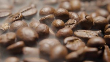 360 derecelik dönüşümlü kahve çekirdekleri makro çekim yapıyor.