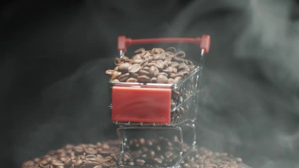 Images Chariot Tournant Plein Grains Café Fumée Sur Fond Sombre — Video