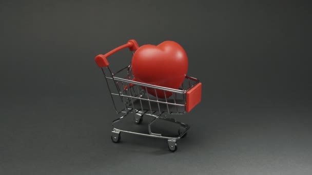 ショッピングカートの赤い心臓 バレンタインデーショッピングと結婚式のコンセプト — ストック動画