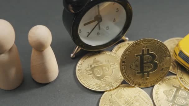 Moneda Criptomoneda Bitcoin Tablero Gris Con Coche Amarillo Reloj Figuras — Vídeos de Stock