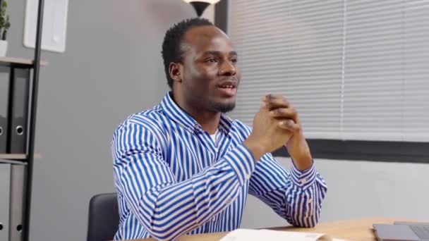 Konsentrasi Manajer Afrika Duduk Kantor Modern Dan Berbicara Karyawan Memikirkan — Stok Video