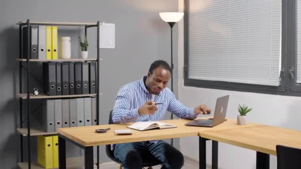 Vážný Mladý Africký Podnikatel Pracuje Dokumenty Dívá Svůj Notebook Píše — Stock video