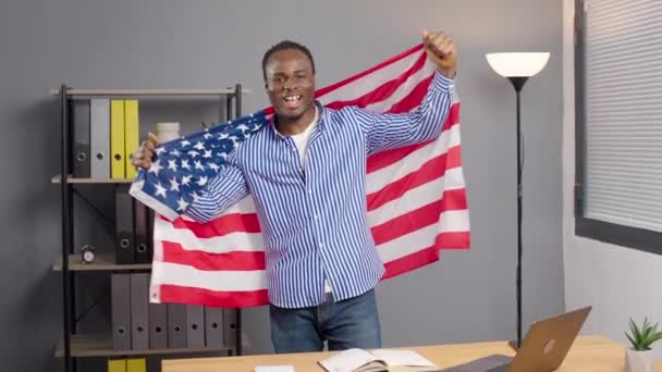 Man Med Amerikansk Flagga Firar Självständighetsdagen Kontoret — Stockvideo