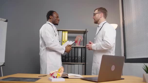 Δύο Γιατροί Δίνουν Χέρια Στο Γραφείο Της Ιατρικής Κλινικής — Αρχείο Βίντεο