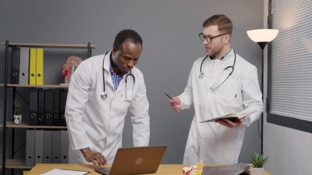 Два Лікарі Стоять Виступають Ноутбуком Клініці — стокове відео