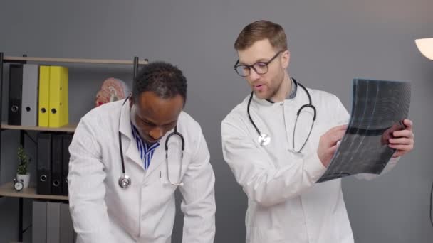Twee Artsen Beoordelen Patiënten Medisch Rapport Ray Beeld — Stockvideo