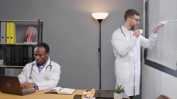 Beyaz Laboratuvar Önlüklü Iki Doktor Klinikte — Stok video