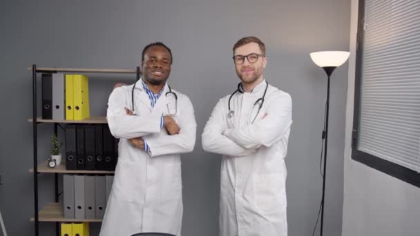 Dos Doctores Batas Blancas Juntos Clínica Médica — Vídeo de stock