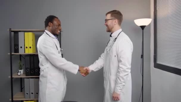 Zwei Ärzte Weißen Laborkitteln Schütteln Hände — Stockvideo