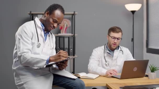 Два Лікарі Аналізують Дані Ноутбуків — стокове відео