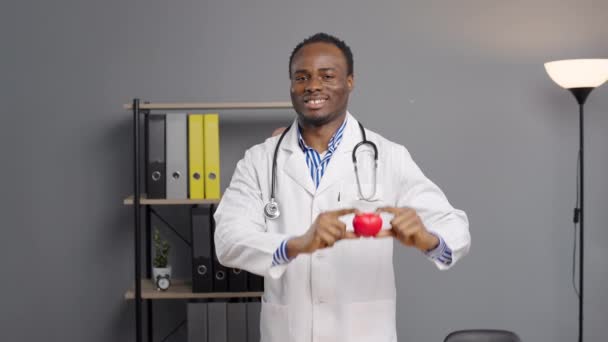 Lékař Bílém Laboratorním Plášti Klinice Zobrazit Červené Srdce — Stock video