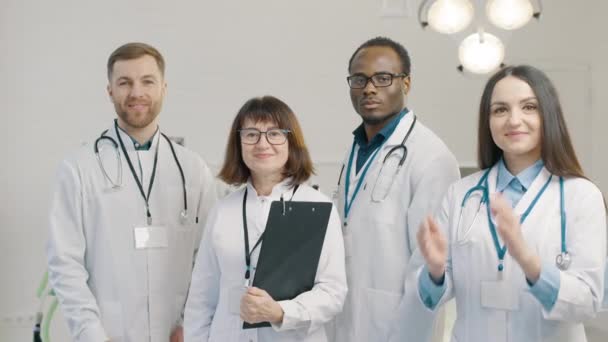 Groep Artsen Applaudisseren Samen Medische Kliniek — Stockvideo