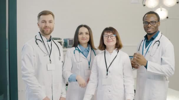 Gruppe Von Ärzten Steht Nach Erfolgreicher Operation Zusammen — Stockvideo
