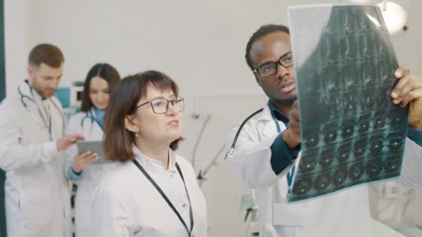 Groupe Médecins Analysant Les Résultats Des Radiographies — Video