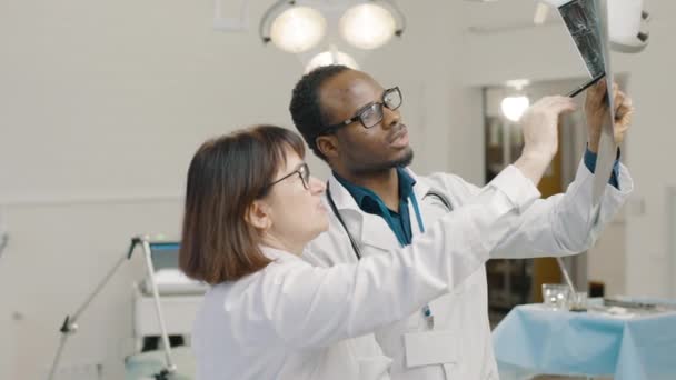 医疗诊所手术室身穿白衣的黑人男女 — 图库视频影像