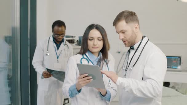 Група Лікарів Оглядає Аналізи Пацієнта Планшеті Медичній Клініці — стокове відео