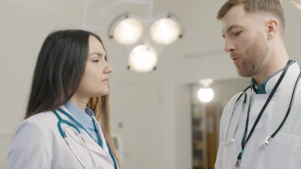 讨论外科医疗信息的女医生和男医生 — 图库视频影像