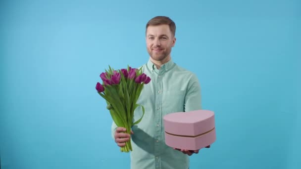 Homme Tenant Cadeau Rose Fleurs Sur Fond Bleu — Video