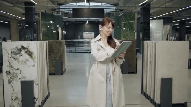 Frau Mit Tablet Fliesen Showroom — Stockvideo