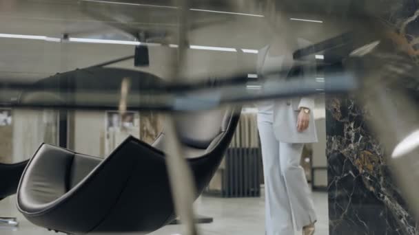 Mujer Caminando Sala Exposición Azulejos Gira Silla — Vídeos de Stock